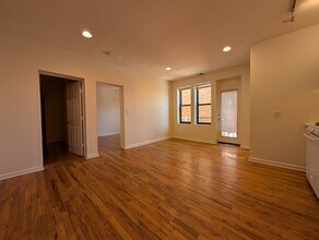 912 W Dakin St, Unit 404 in Chicago, IL - Building Photo - Building Photo