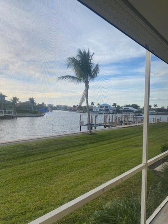 206 Waterway Ct in Marco Island, FL - Foto de edificio