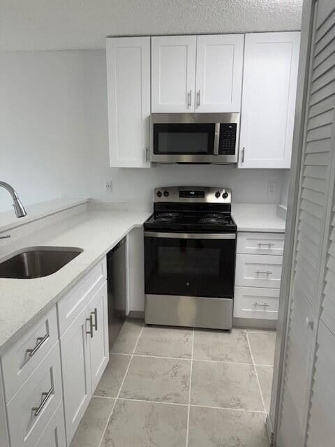 2204 Glenmoor Dr in West Palm Beach, FL - Foto de edificio - Building Photo
