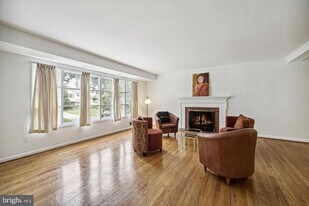 7009 Capitol View Dr in McLean, VA - Building Photo