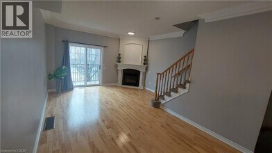 5080 Fairview St in Burlington, ON - Building Photo - Building Photo