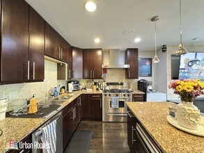 907 N Damen Ave, Unit J09W in Chicago, IL - Foto de edificio - Building Photo