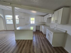 9541 Round Lk Dr in Spring Hill, FL - Building Photo - Building Photo