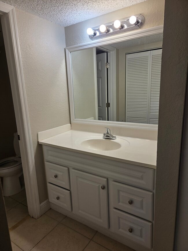 1503 SE Royal Green Cir, Unit V104 in Port St. Lucie, FL - Foto de edificio - Building Photo