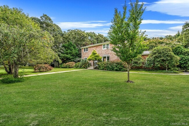 19 Pine Tree Ln in East Quogue, NY - Building Photo - Building Photo