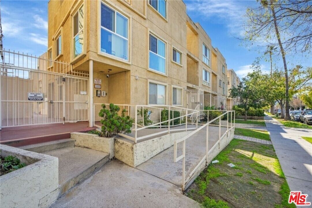 108 W Maple St in Glendale, CA - Building Photo