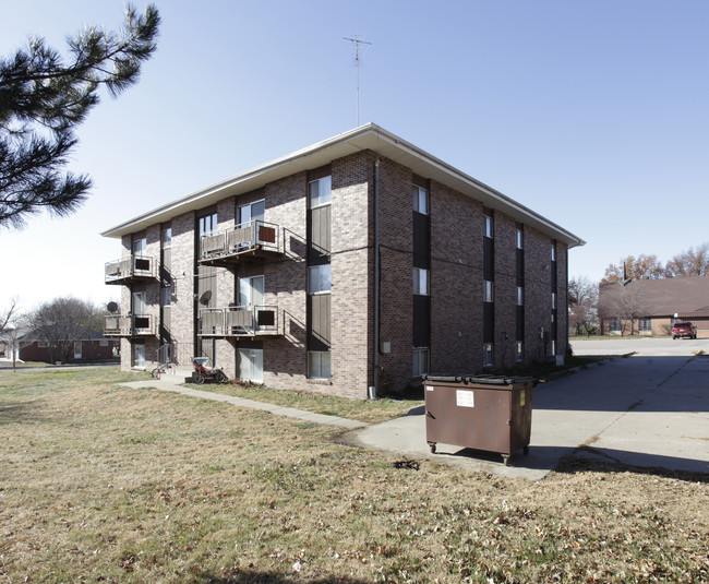 321 Chestnut St in Hickman, NE - Building Photo - Building Photo