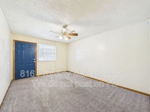 402 S Commercial Ave in Smithville, MO - Building Photo - Building Photo