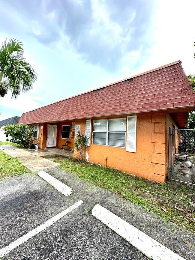 7640 SW 10th St-Unit -b in North Lauderdale, FL - Building Photo - Building Photo