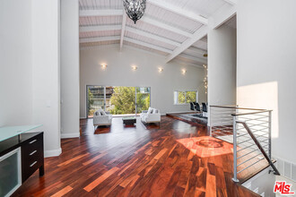 9314 Sierra Mar Dr in Los Angeles, CA - Foto de edificio - Building Photo