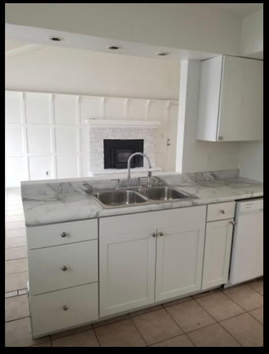 5801 W Carmen Ave in Milwaukee, WI - Foto de edificio