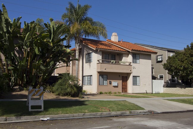 1744 Hornblend St in San Diego, CA - Foto de edificio - Building Photo