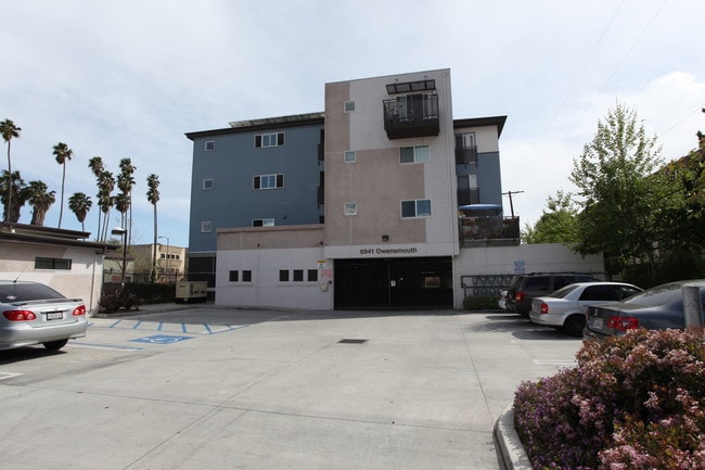 Hart Village in Canoga Park, CA - Foto de edificio - Building Photo