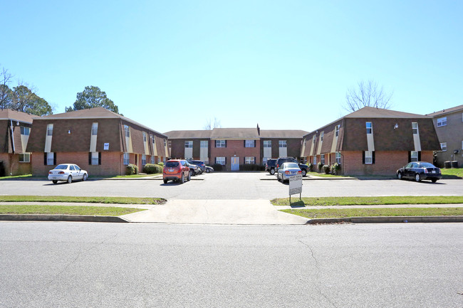 Bay View Square in Norfolk, VA - Building Photo - Building Photo