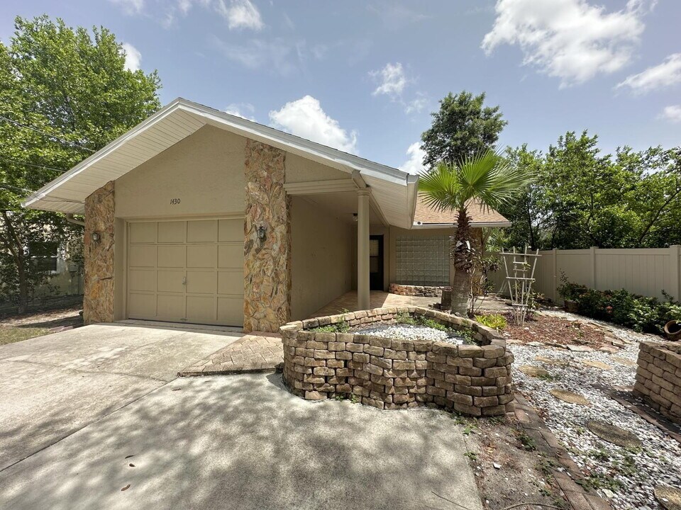 1430 Vista Pl in Tarpon Springs, FL - Foto de edificio