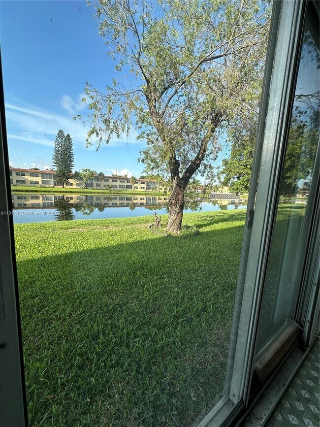 2940 NE 203rd St in Aventura, FL - Building Photo - Building Photo