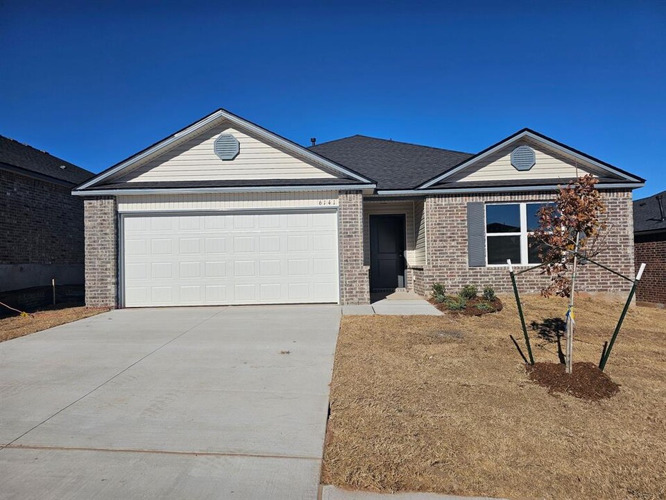 6141 Bradford Pear Ln in Edmond, OK - Building Photo