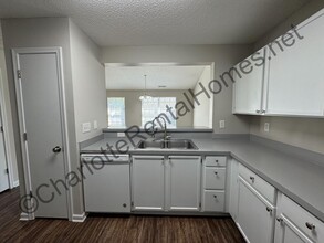 3001 Champion Ln SW in Concord, NC - Foto de edificio - Building Photo