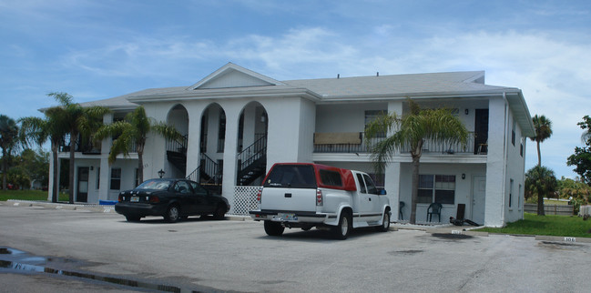 6235 Keller Dr in Port Richey, FL - Foto de edificio - Building Photo