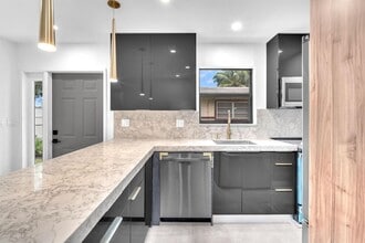 2460 SW 58th Mnr in Fort Lauderdale, FL - Building Photo - Building Photo