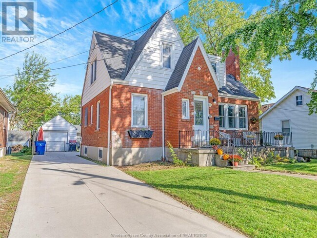 11 College St