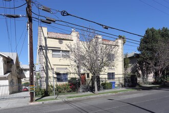 2817 San Marino St in Los Angeles, CA - Building Photo - Building Photo