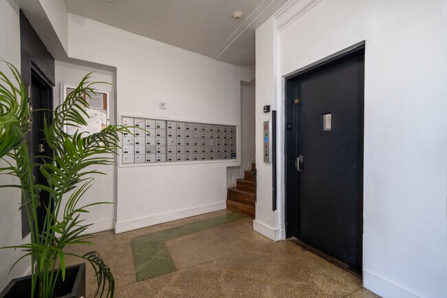 3025 Indian Creek Dr in Miami Beach, FL - Building Photo - Lobby