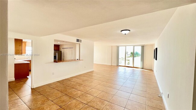 5825 Collins Ave in Miami Beach, FL - Building Photo - Building Photo