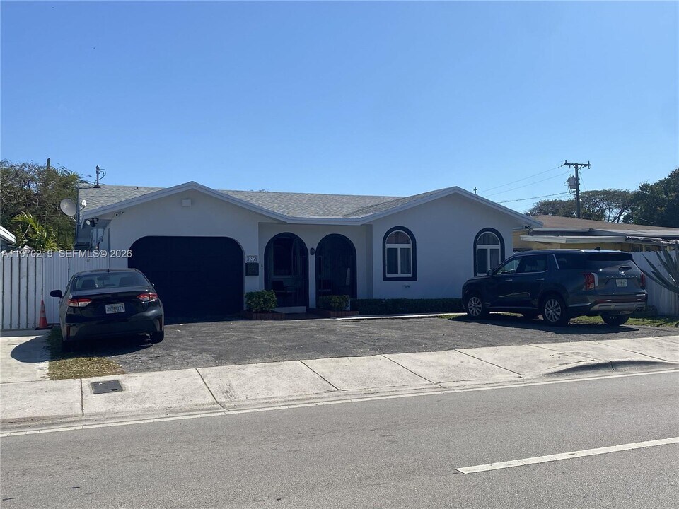 3251 SW 67th Ave in Miami, FL - Building Photo