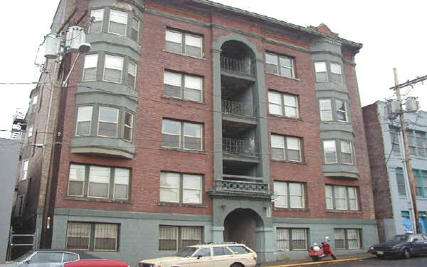 Summit Arms Apartments in Seattle, WA - Building Photo - Building Photo