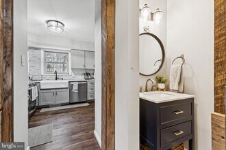 215 Commons Dr NW in Vienna, VA - Building Photo - Building Photo