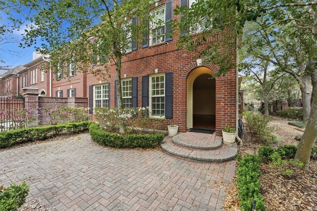 3210 Maroneal St in Houston, TX - Building Photo - Building Photo