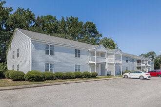 Four Oaks Apartments in Florence, SC - Foto de edificio - Building Photo