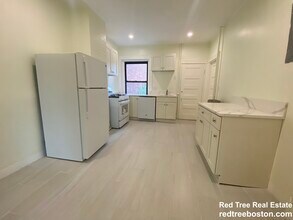 1855 Beacon St, Unit 2 in Brookline, MA - Building Photo - Building Photo