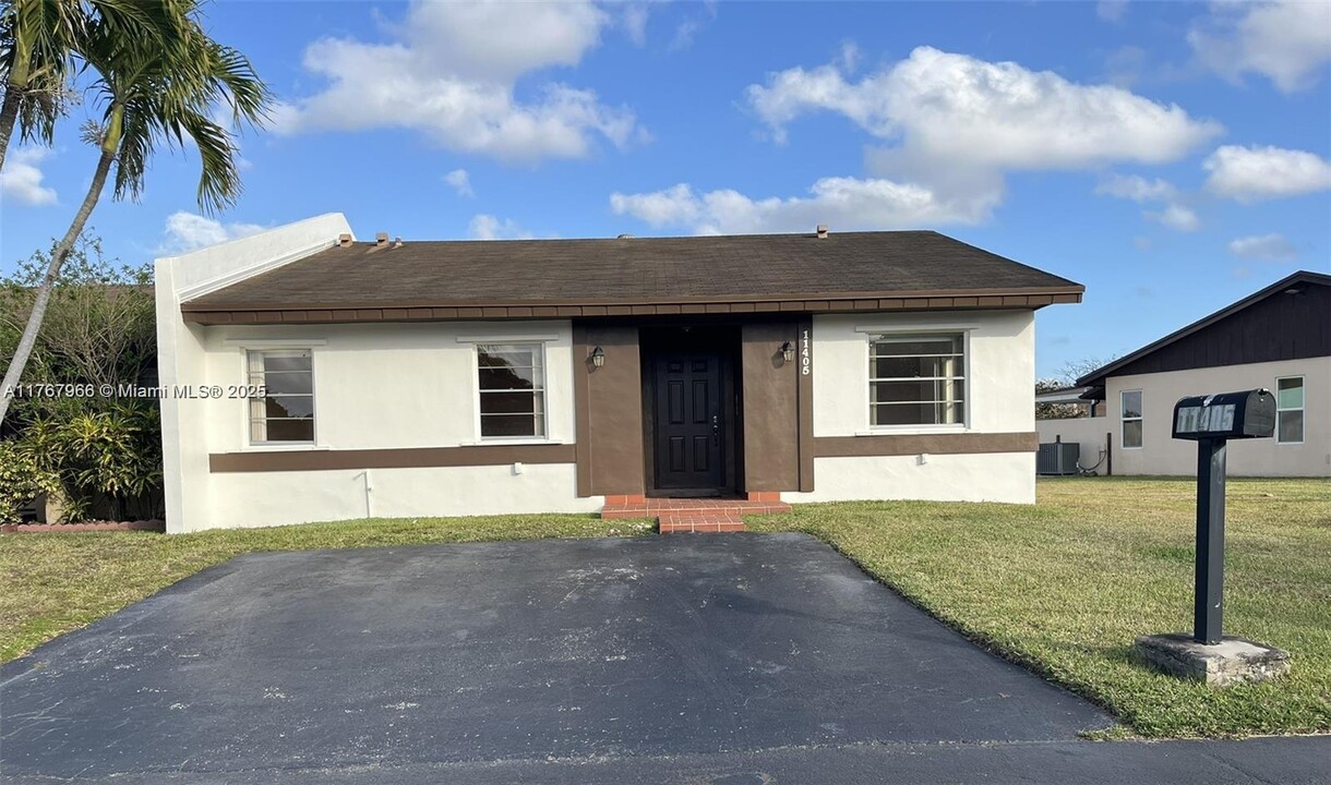 11405 SW 123rd Ave in Miami, FL - Building Photo