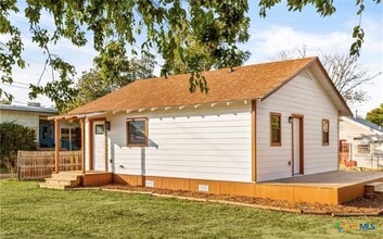 409 S Saunders St in Seguin, TX - Building Photo - Building Photo