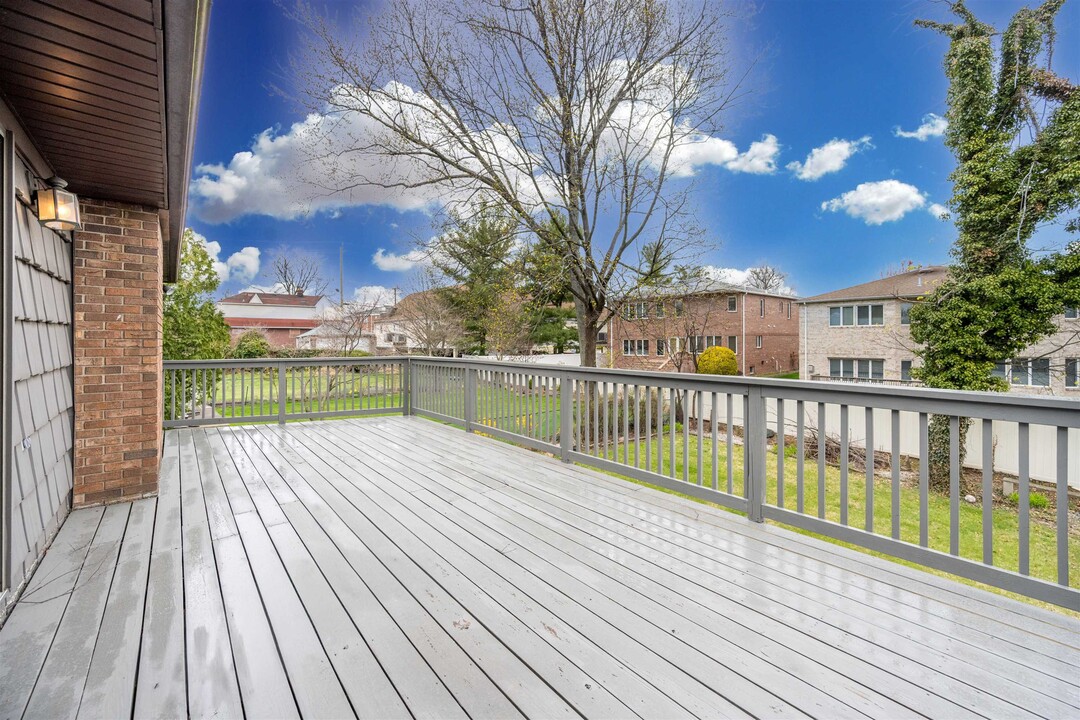 7 Bayview Ave in Englewood Cliffs, NJ - Building Photo