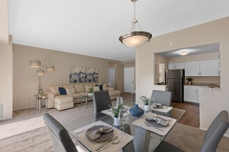 Kimberly Park Apartments in Parma, OH - Foto de edificio - Building Photo