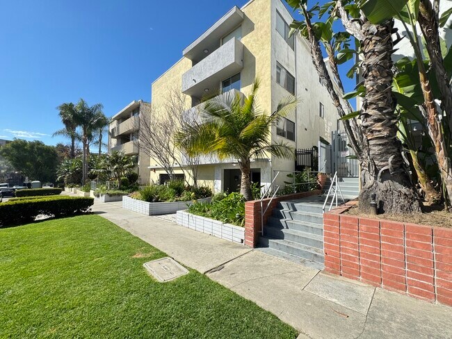 1547 N Hayworth Ave, Unit 101 in Los Angeles, CA - Building Photo - Building Photo
