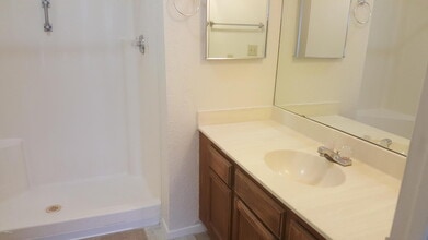 5236 W Peoria Ave-Unit -201 in Glendale, AZ - Building Photo - Building Photo