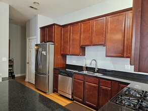 6425 W Touhy Ave in Chicago, IL - Building Photo - Building Photo