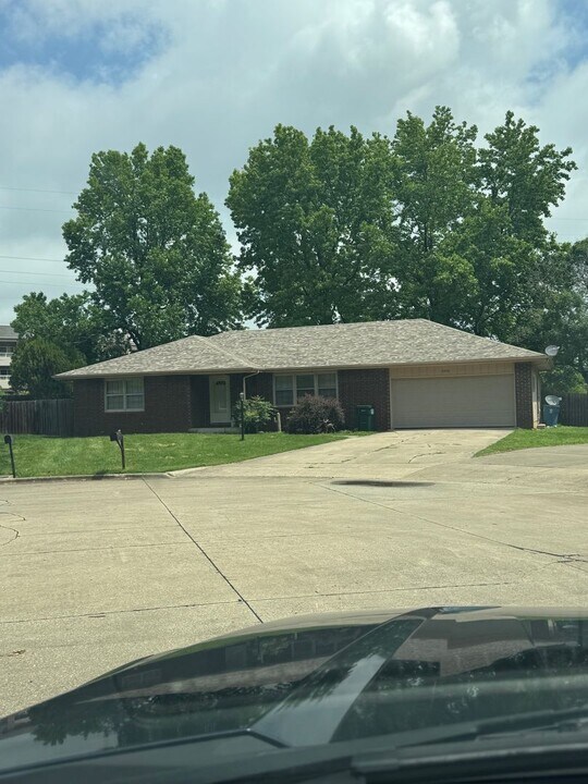 3310 S Southlyn Pl in Springfield, MO - Building Photo