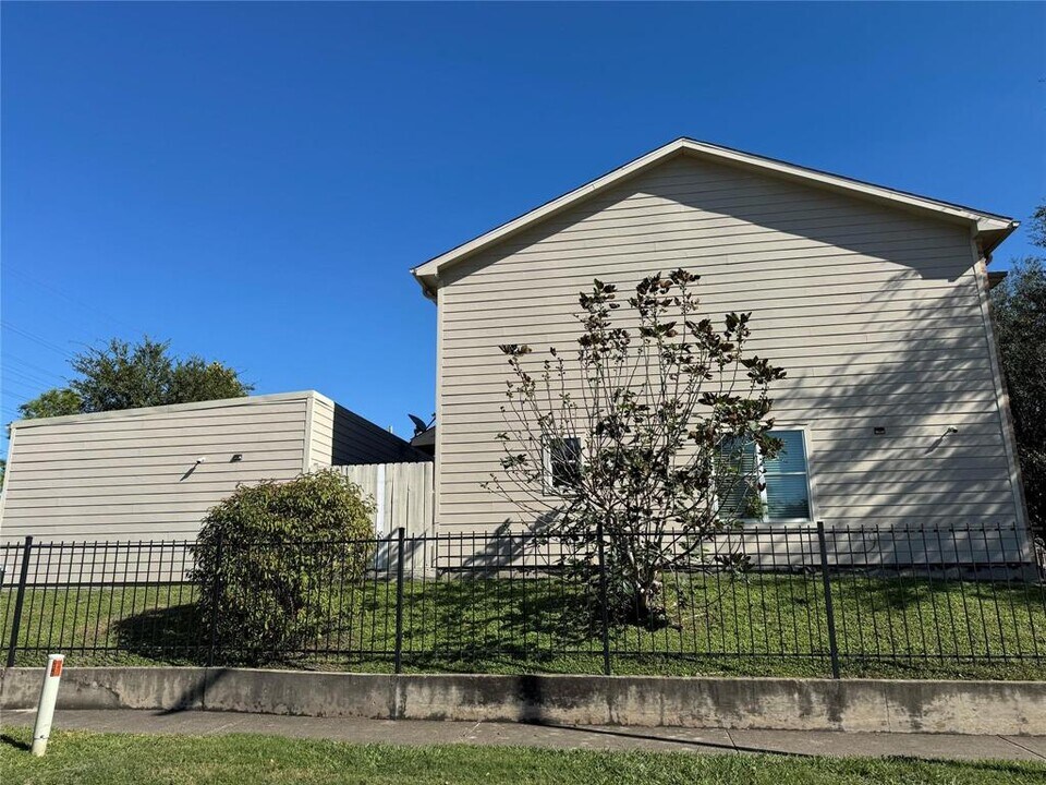 10070 Emnora Ln in Houston, TX - Building Photo