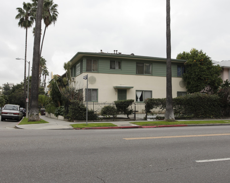 5950 Franklin Ave in Los Angeles, CA - Foto de edificio