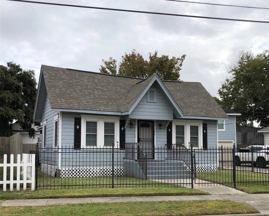 106 N Eastwood St in Houston, TX - Building Photo