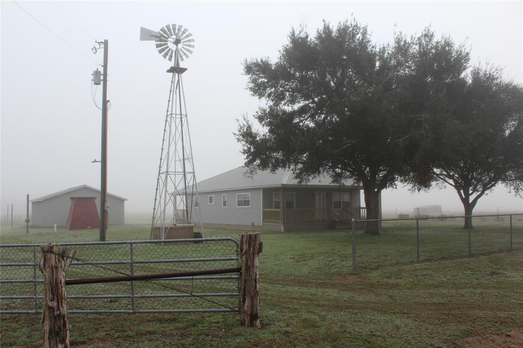 963 Co Rd 176 in Hallettsville, TX - Foto de edificio