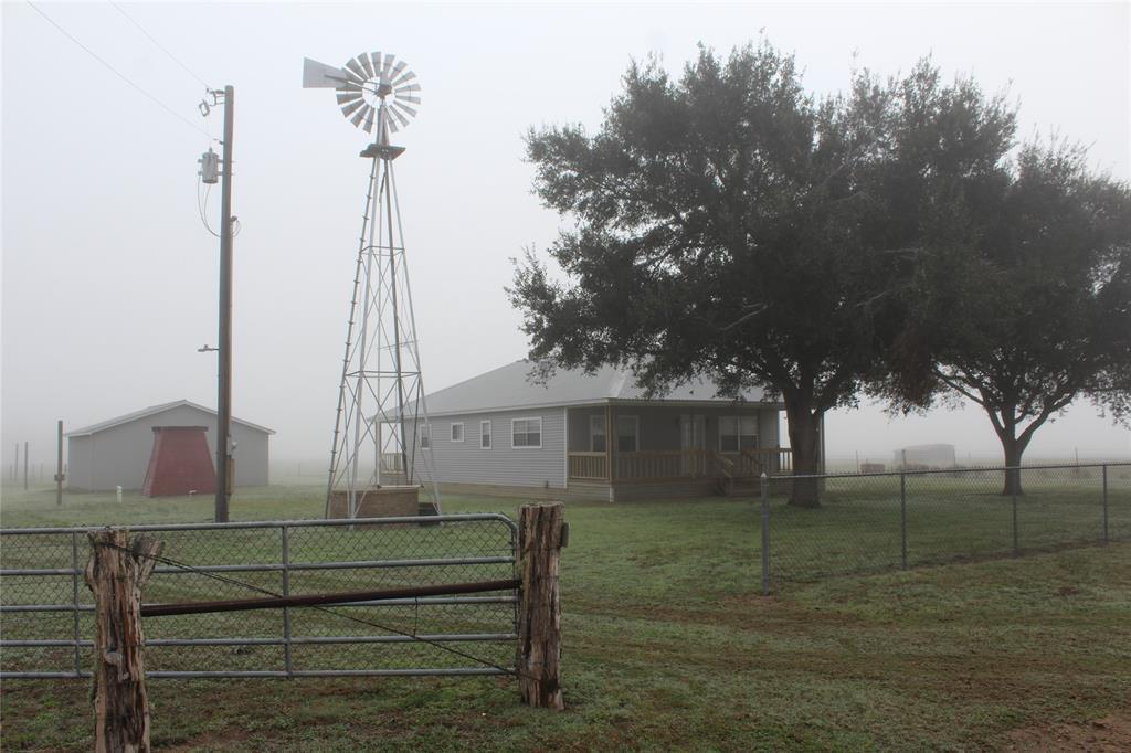 963 Co Rd 176 in Hallettsville, TX - Building Photo