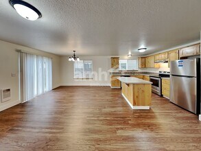 410 Lair Ln in Newberg, OR - Foto de edificio - Building Photo