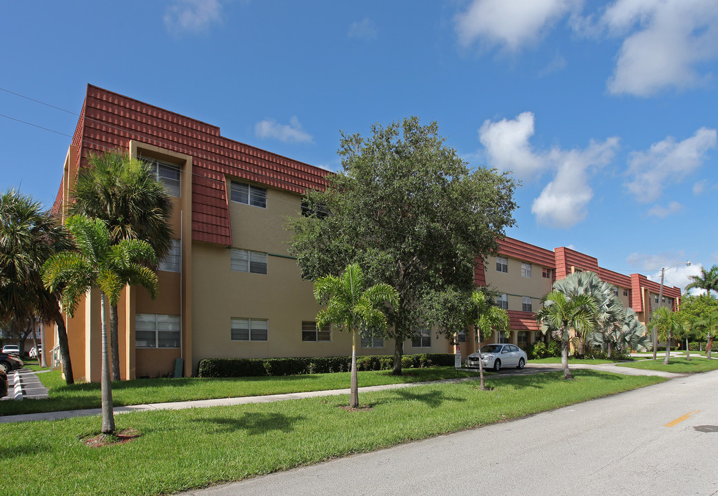 Lauren Condominiums in Hallandale Beach, FL - Building Photo