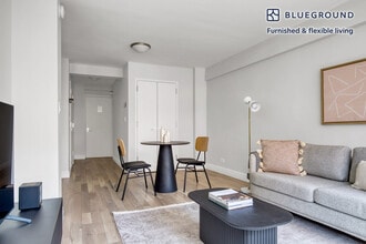 340 E 51st St in New York, NY - Building Photo - Building Photo